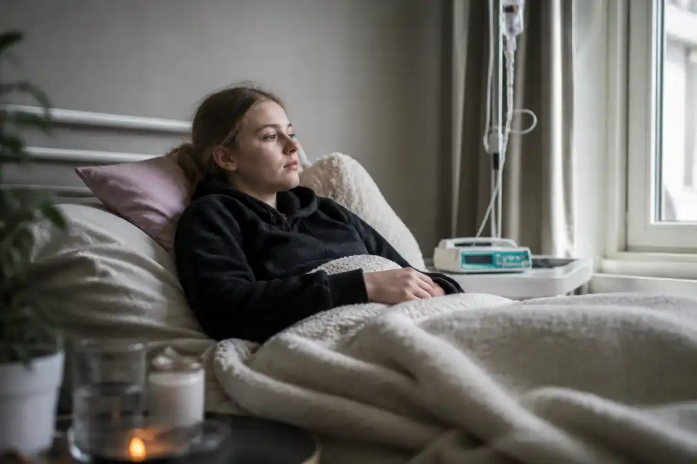 Charlotte (16) ligt twee jaar op bed met long covid en hoopt op Italiaanse arts