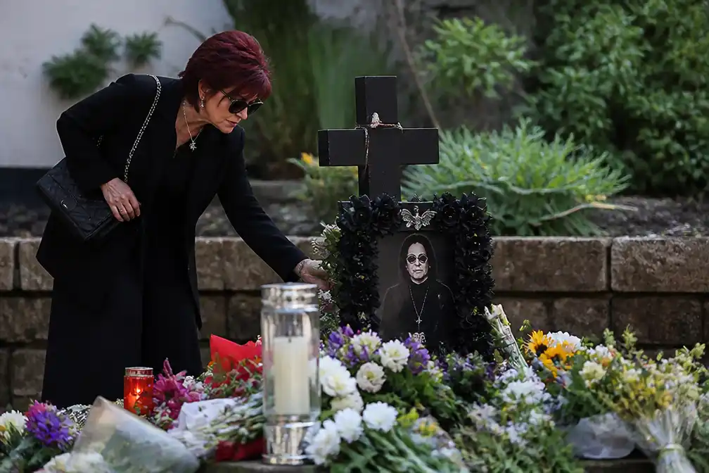 Sharon Osbourne bezoekt dagelijks het graf van Ozzy, zegt ze tegen de BBC