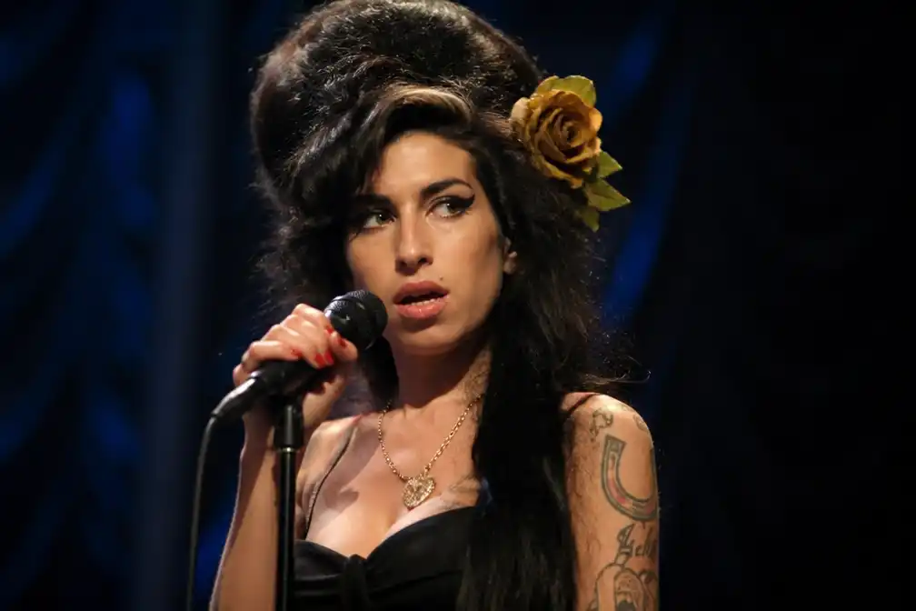 AVROTROS wijdt zevende seizoen van podcast De Laatste Dagen Van aan Amy Winehouse