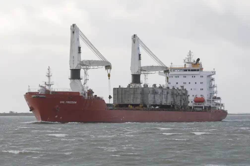 Vrachtschip UHL Freedom vaart weer na stuurloos raken bij Schiermonnikoog
