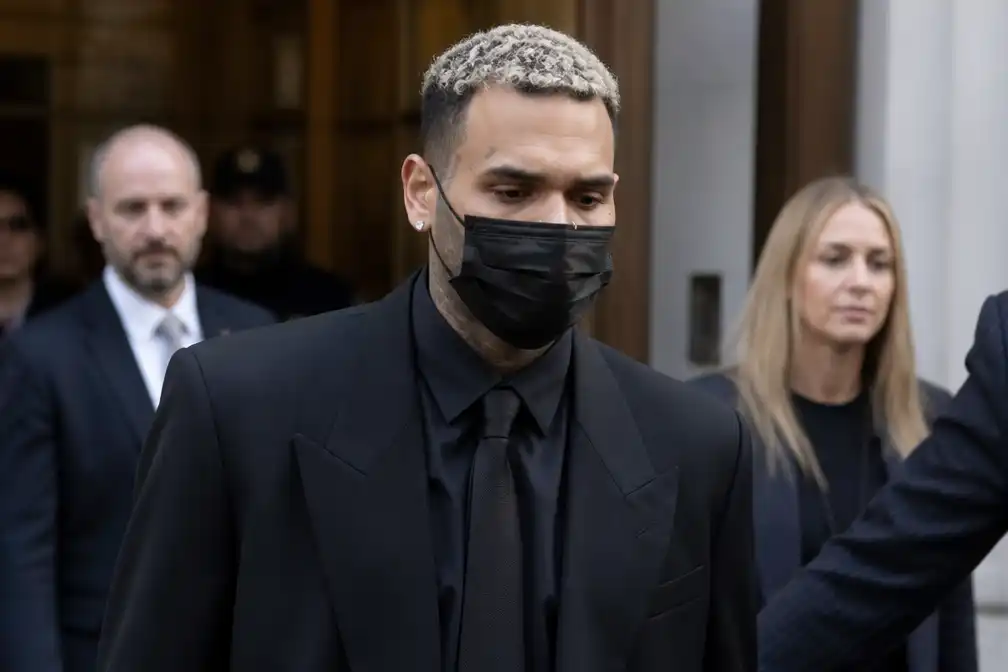 Chris Brown krijgt voorwaardelijke straf voor flesaanval in club in Mayfair