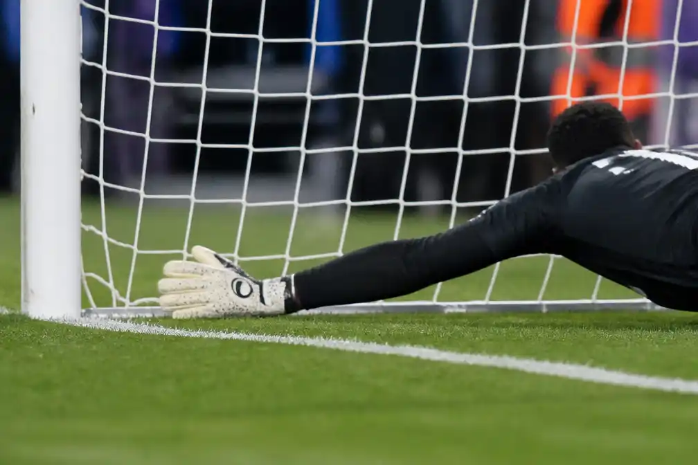 Spookdoelpunt in Ligue 1: doellijntechnologie verwart keepershandschoen met bal