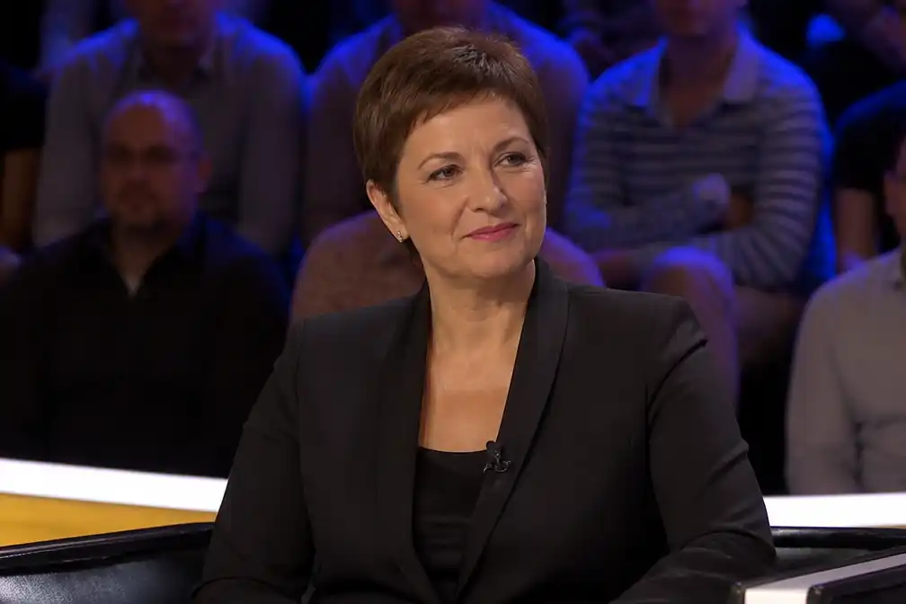 Barbara Sarafian duikt op met kort bruin kapsel als jurylid in De Slimste Mens