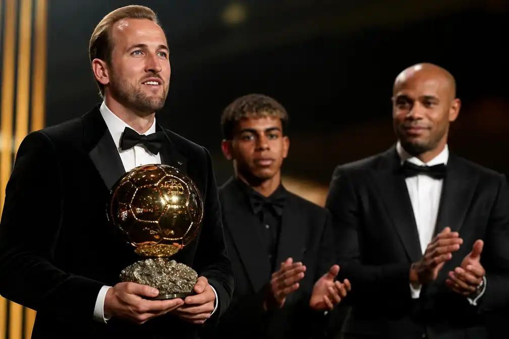 Harry Kane wint eerste Gouden Bal in Londen en bedankt Vincent Kompany in speech