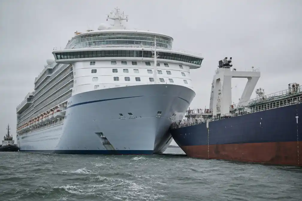 Cruiseschip met ruim 3000 opvarenden botst in Duitsland tegen vrachtschepen