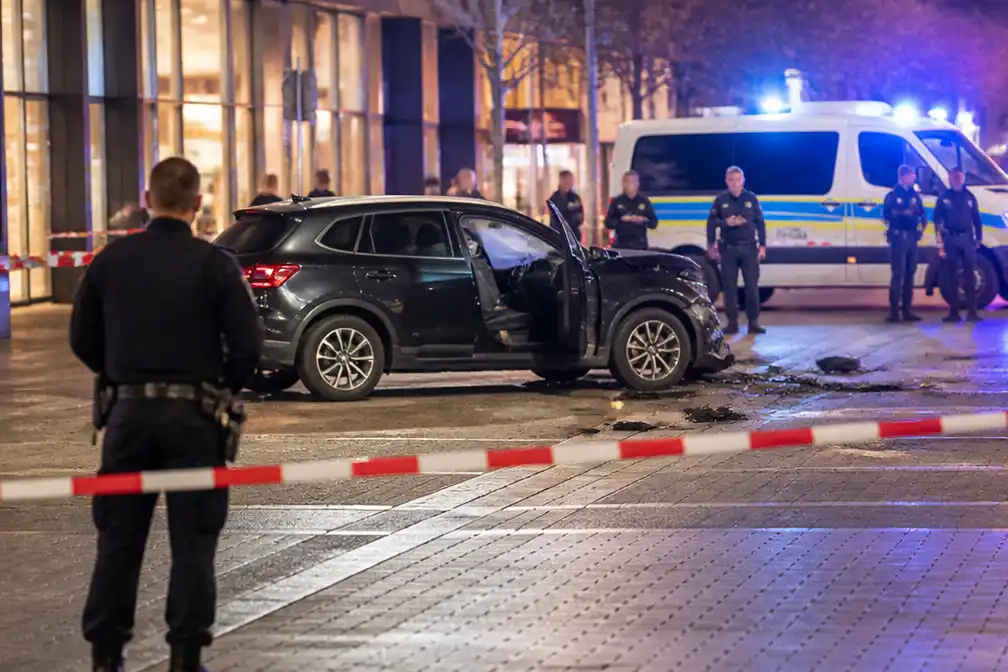 Auto rijdt in op menigte in Duitsland; meerdere gewonden, politie opent vuur