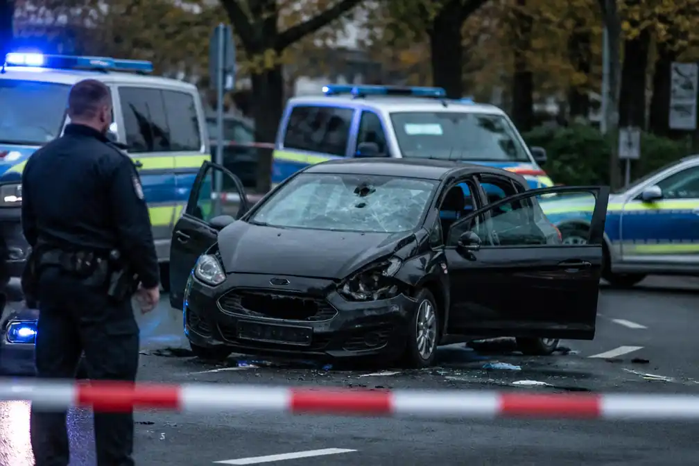 Politie schiet op auto die inrijdt op groep mensen in Neustadt am Rübenberge