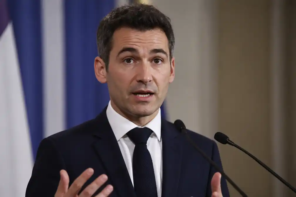 Franse minister van Onderwijs roept studenten terug naar de schoolbanken: "Geen recht op barricaden"