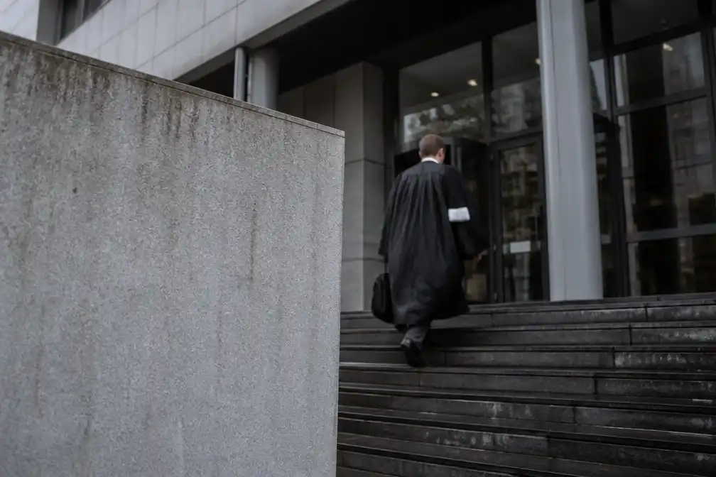 Antwerpenaar riskeert twee jaar cel voor elleboogstoot die minnares in Geel neus breekt