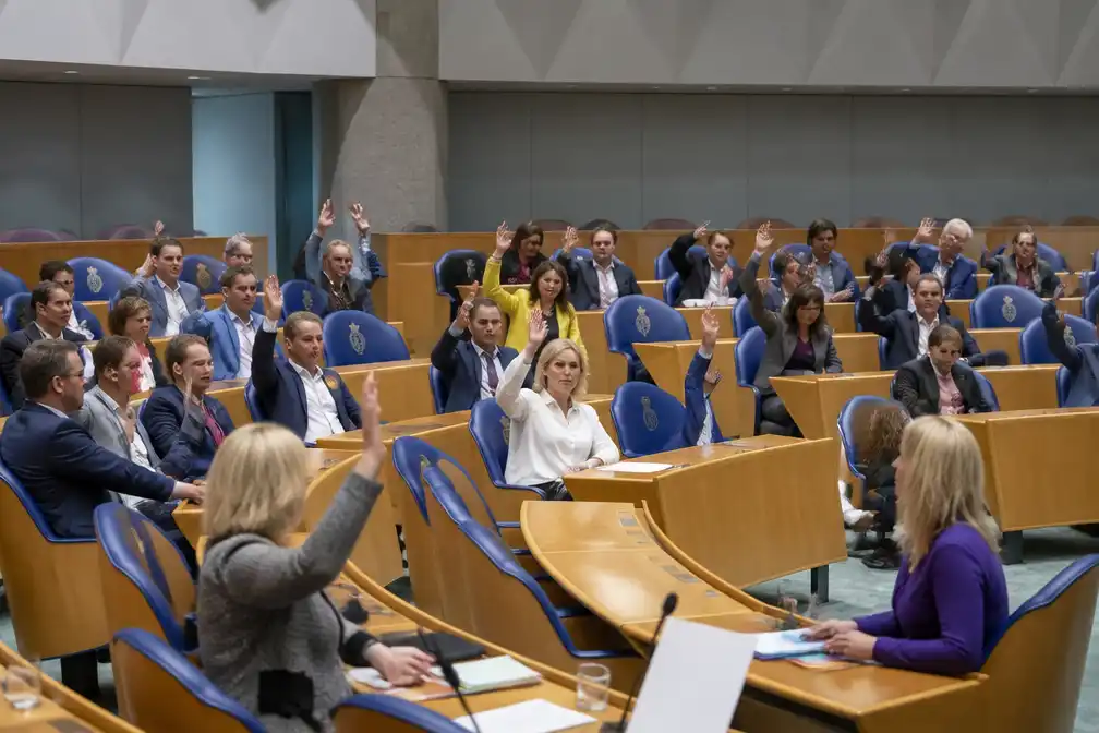 Tweede Kamer roept kabinet op om op te komen voor recht op abortus