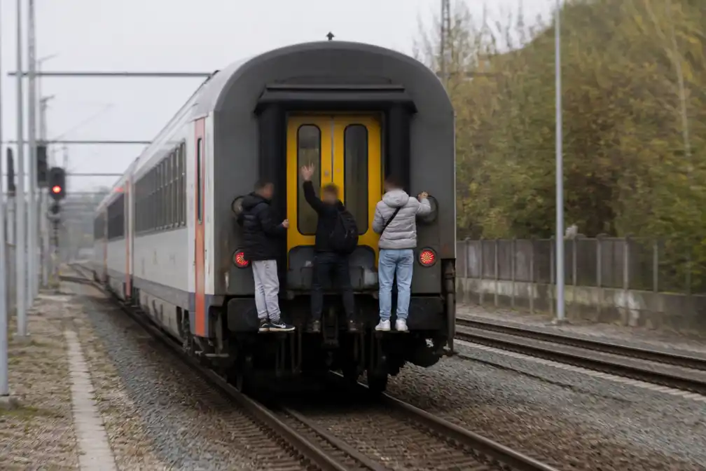 Drie treinsurfers gefilmd aan achterkant van rijdende trein in La Louvière-Sud