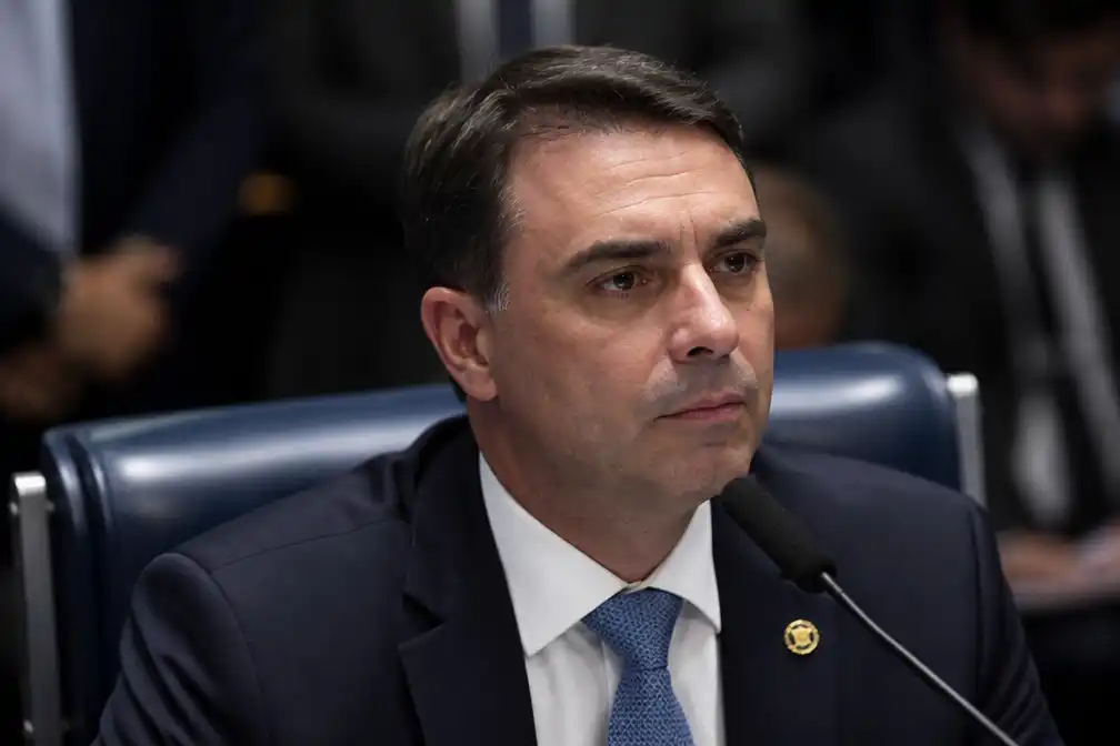 Braziliaanse senator Flávio Bolsonaro naar VS ondanks reisverbod, zeggen bondgenoten