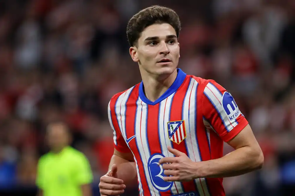 Barcelona krijgt boete van 602 euro voor ongeoorloofd contact met Julián Álvarez