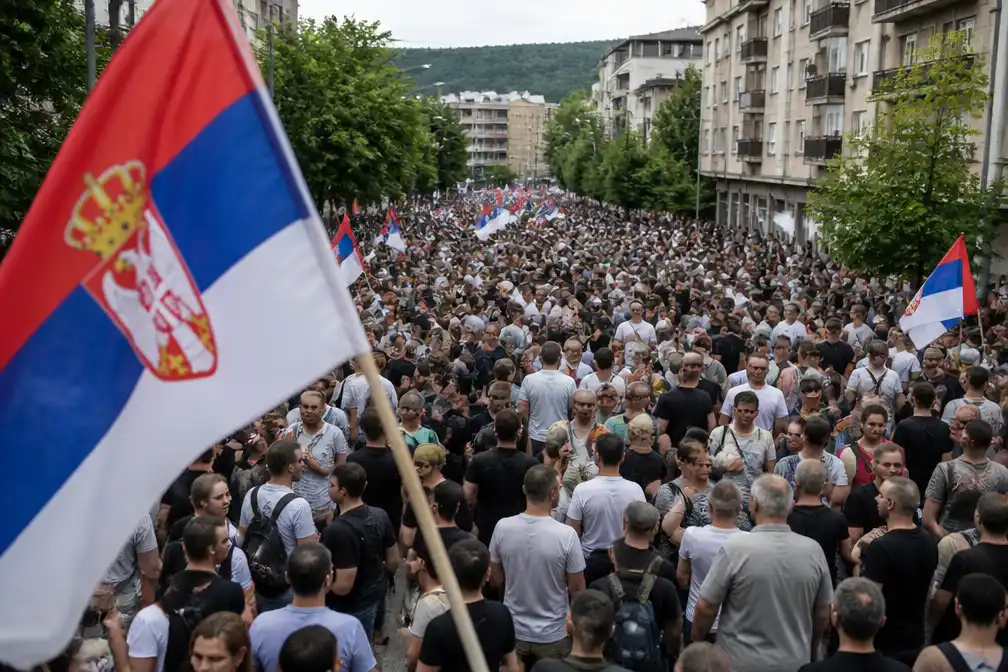 Duizenden betogers in Servië nadat president Vucic vertrek en vervroegde verkiezingen aankondigt