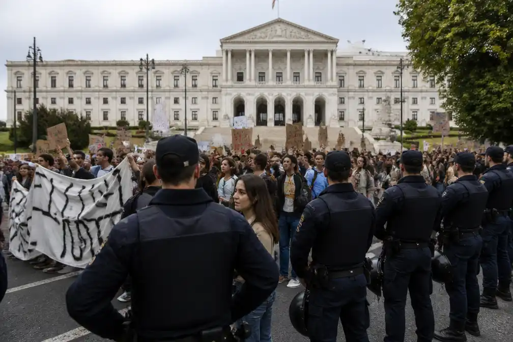 Duizenden betogen in Lissabon tegen wooncrisis en politieoptreden