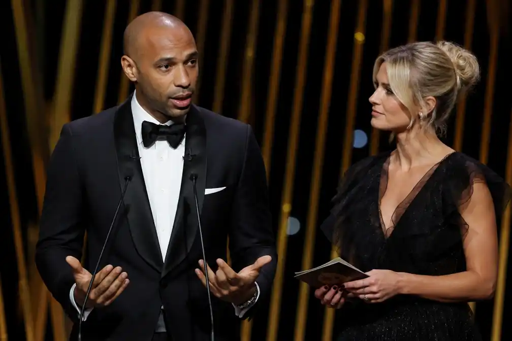 Thierry Henry verweert zich na kritiek op zijn grappen bij het Gouden Bal-gala