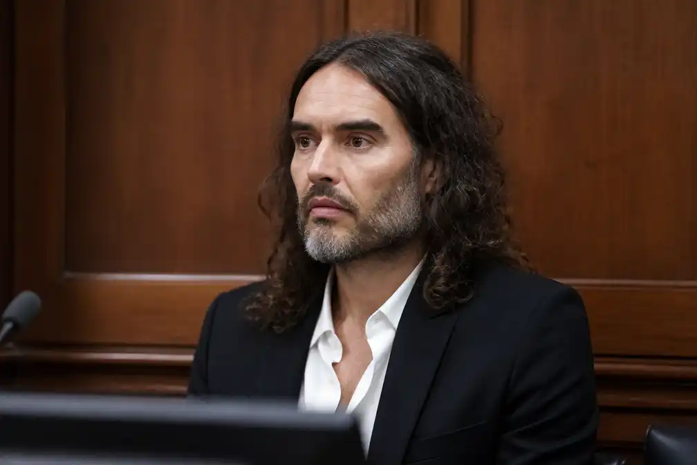 Russell Brand ontkent alle aanklachten bij begin van zijn verdediging
