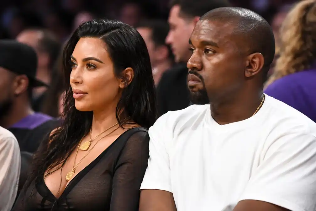 Biografie: Kim Kardashian in 2018 in Oeganda onder schot gehouden door politie