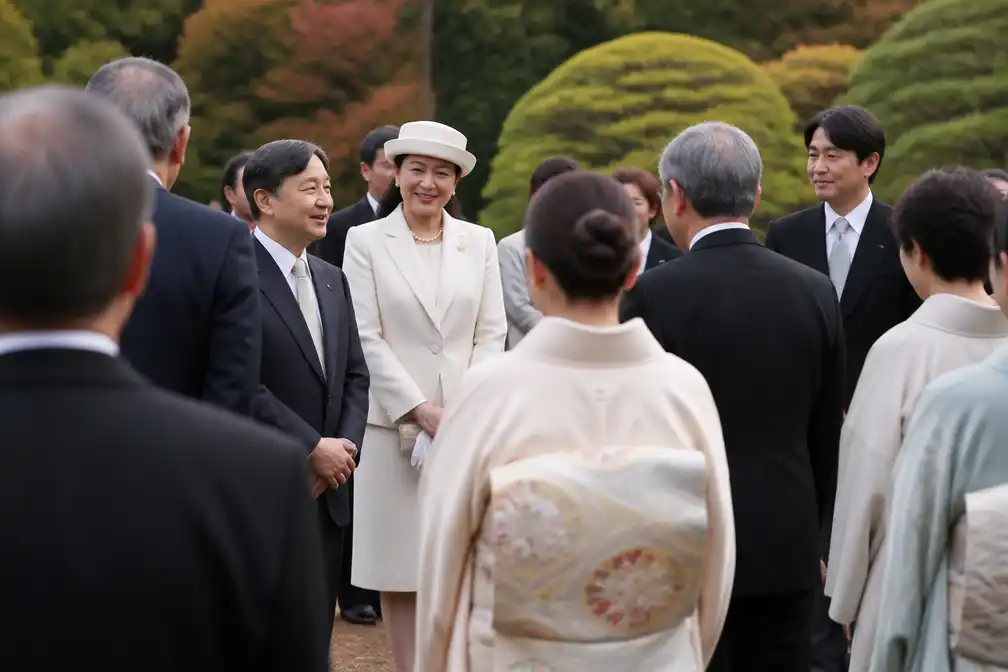 Japanse keizer en keizerin ontvangen ruim 1.700 gasten op herfsttuinfeest in Tokio