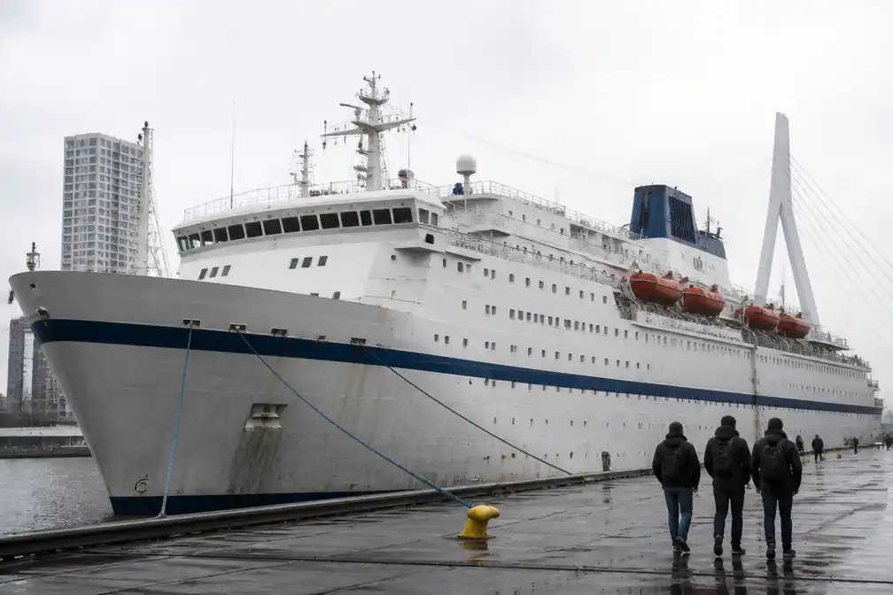 Meerderheid Rotterdamse raad wil einde opvang statushouders op schip Silja