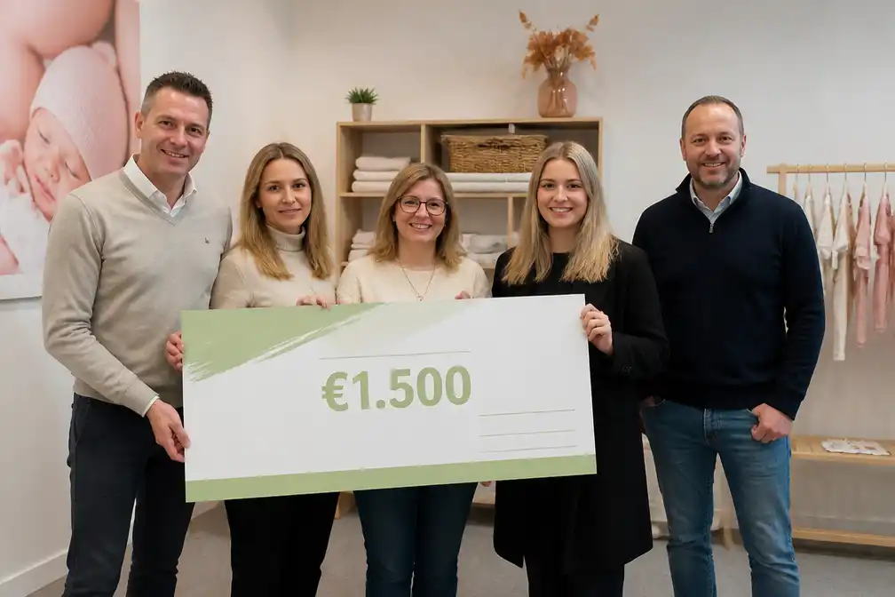 Aalsterse vzw Babyboon krijgt cheque van 1.500 euro van bouwbedrijf Durabrik