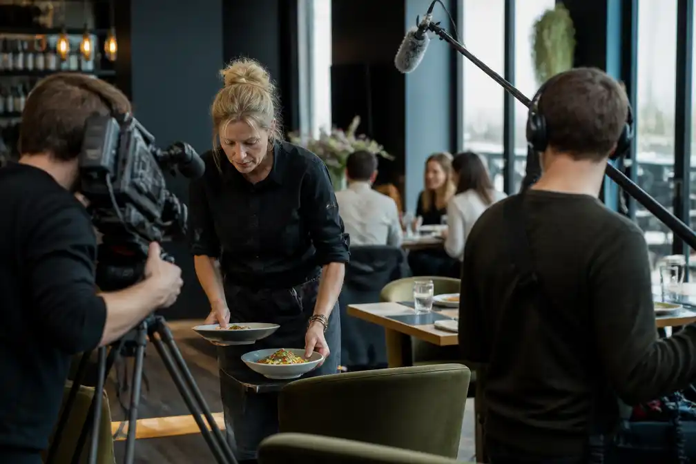 Chef Kelly van 'Mijn Restaurant' valt tijdens opnames in Gent en belandt in ziekenhuis
