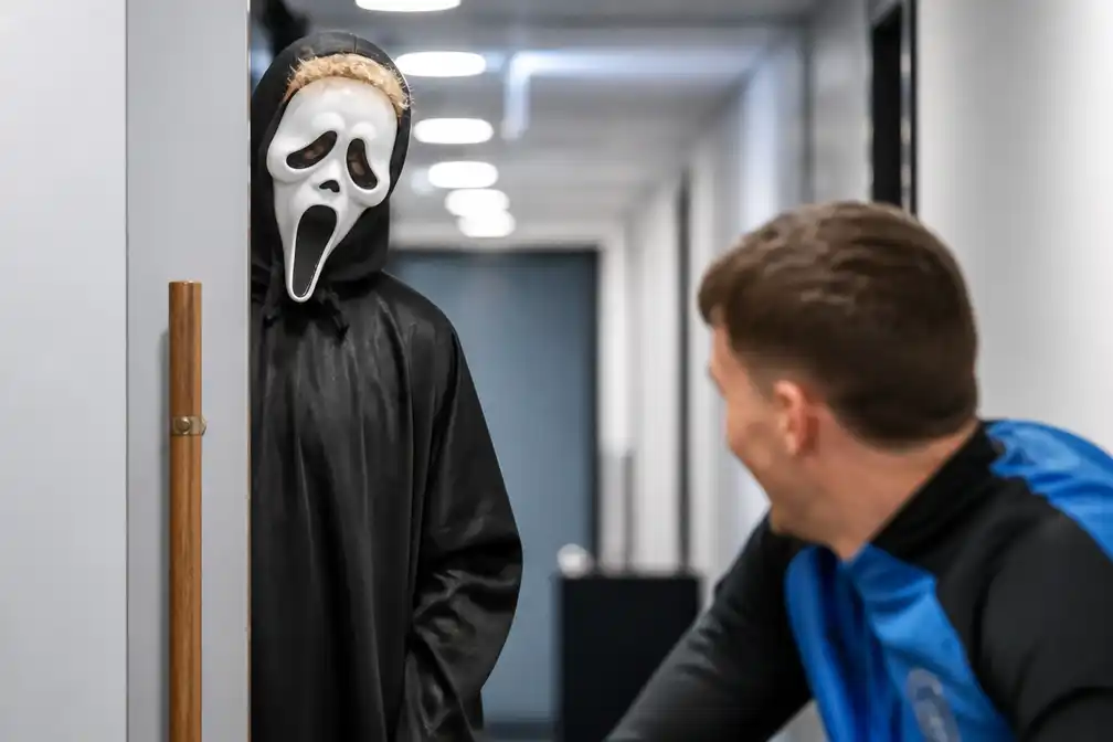 Romeo Vermant jaagt Club Brugge-ploegmakkers de stuipen op het lijf met halloweenkostuum
