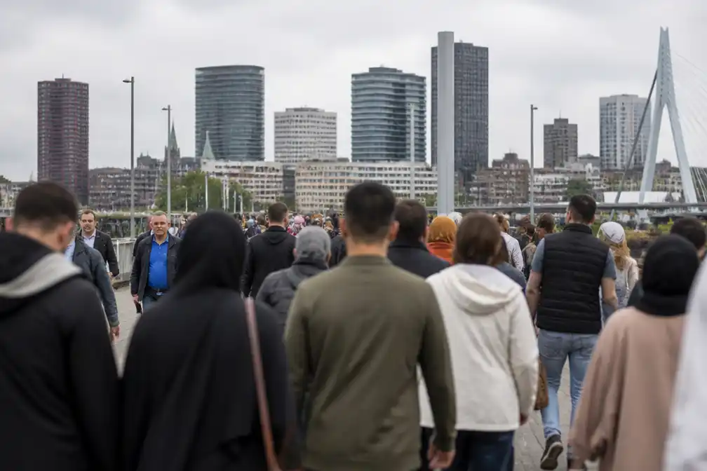 Nederlandse bevolking groeit alleen nog door migratie, maar ook die aanwas neemt af