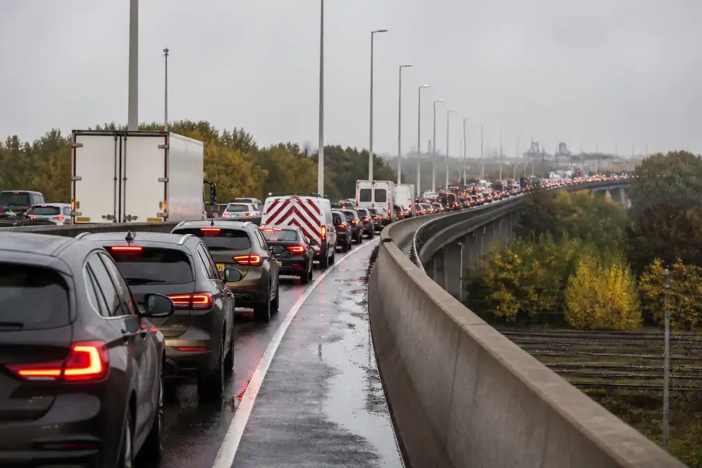 Defecte vrachtwagen op viaduct van Merksem zorgt voor zware spits richting Nederland