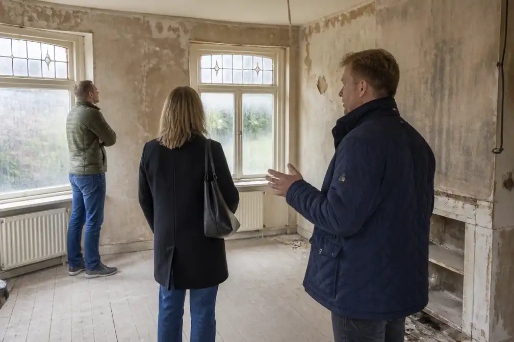 Makelaar Jerry Wijnen vraagt bijna 2 miljoen euro voor woning met achterstallig onderhoud