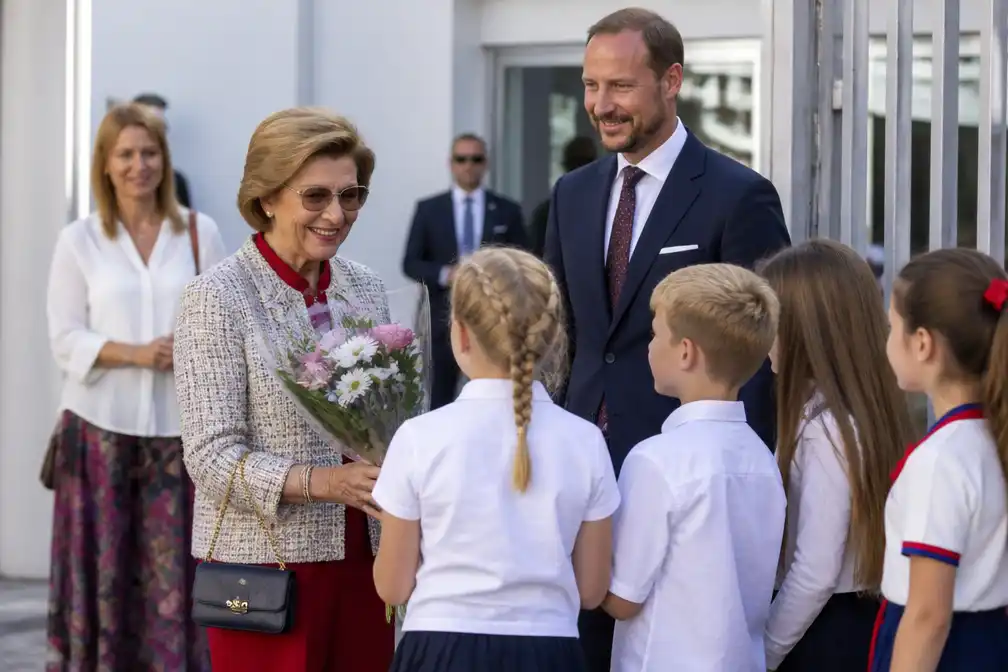 Koningin Sonja bezoekt Noorse school in Benalmádena op tweede dag van Spanjereis