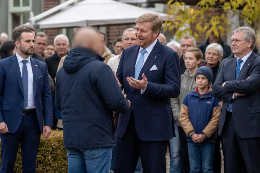 Man rent op koning Willem-Alexander af tijdens bezoek aan Ursem
