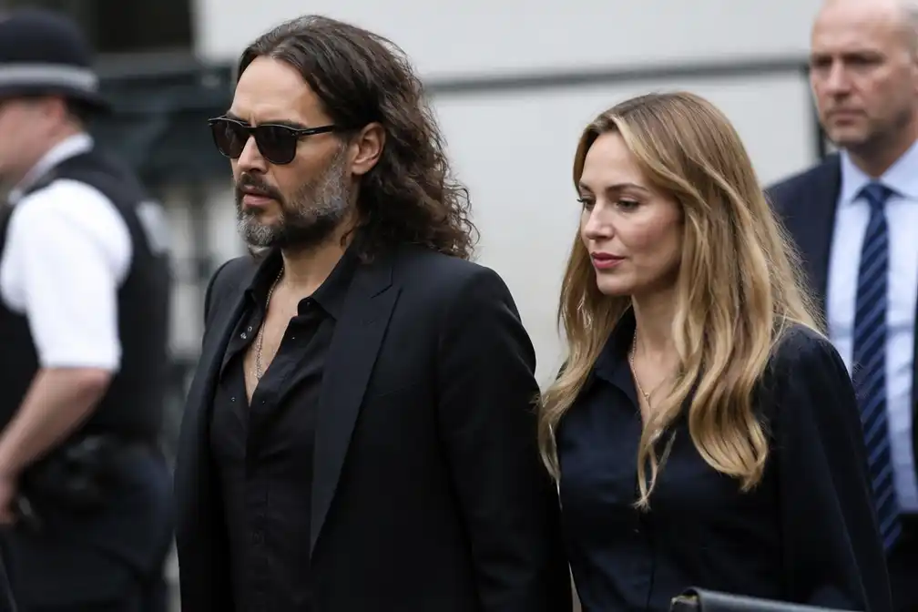Russell Brand ontkent alle zedenaantijgingen, echtgenote Laura getuigt in Londen