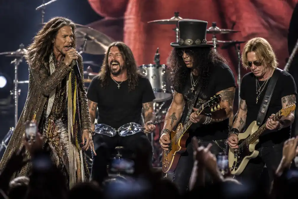 Aerosmith keert na drie jaar terug op het podium in Los Angeles, met hulp van bekende artiesten