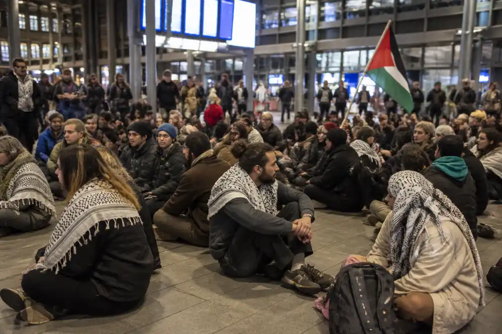 Palestina-sit-in op Amsterdam Centraal: 'Ik ben hier om te laten zien dat ik besta'