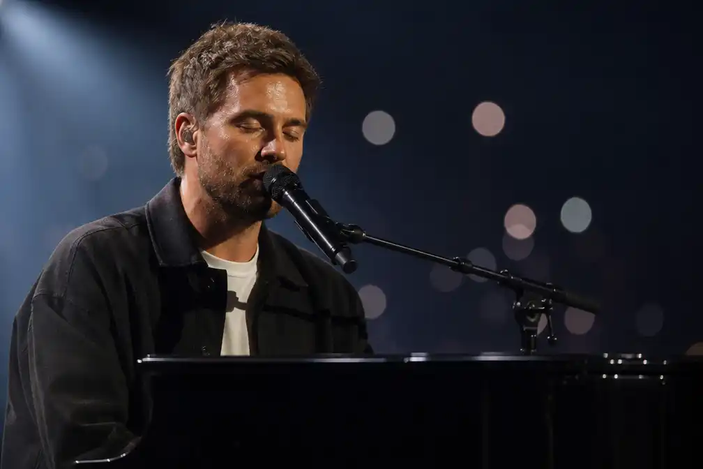 Nick Schilder eert overleden manager achter de piano op Nationale Lichtjesavond in Amersfoort