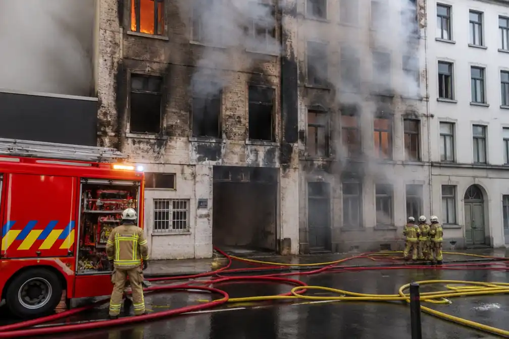 Zware brand in gebouw aan Mariemontkaai in Molenbeek: één persoon ernstig rookvergiftigd