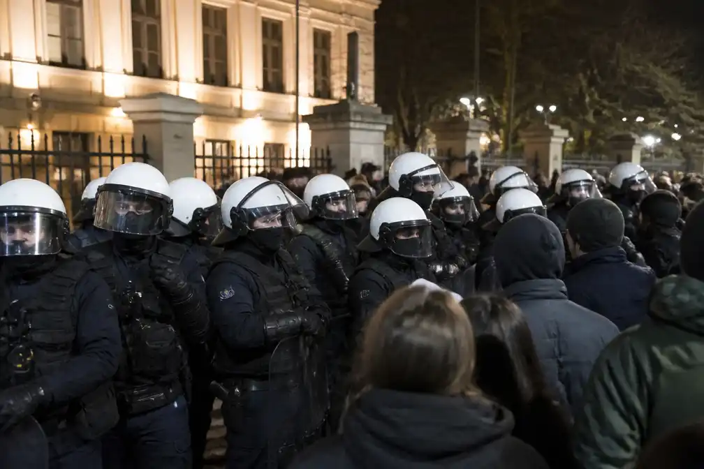 Oproerpolitie en demonstranten bij Constitutioneel Hof in Warschau