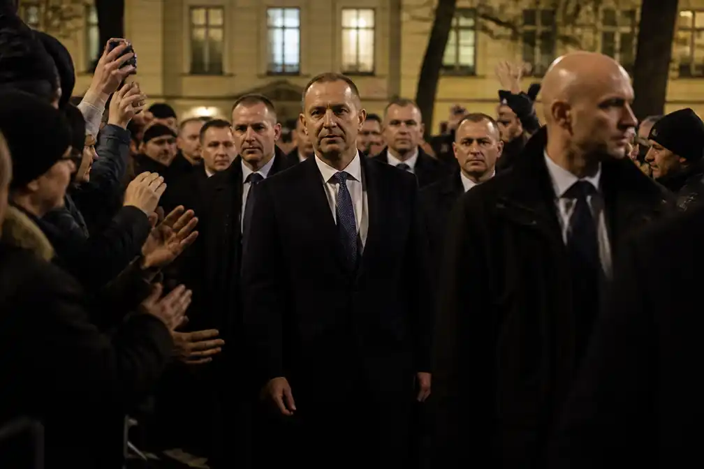 Poolse president Nawrocki baant zich door demonstranten naar Constitutioneel Hof in Warschau
