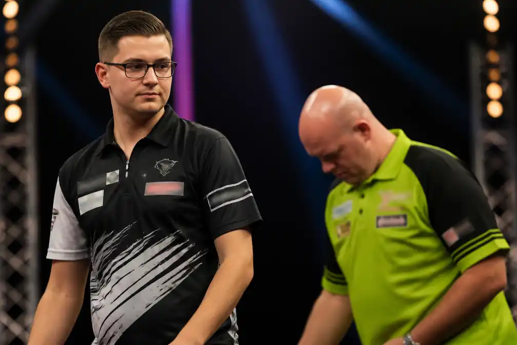 WK-droom hangt aan zijden draadje: Van Veen weer tweede, Van Gerwen zakt verder weg