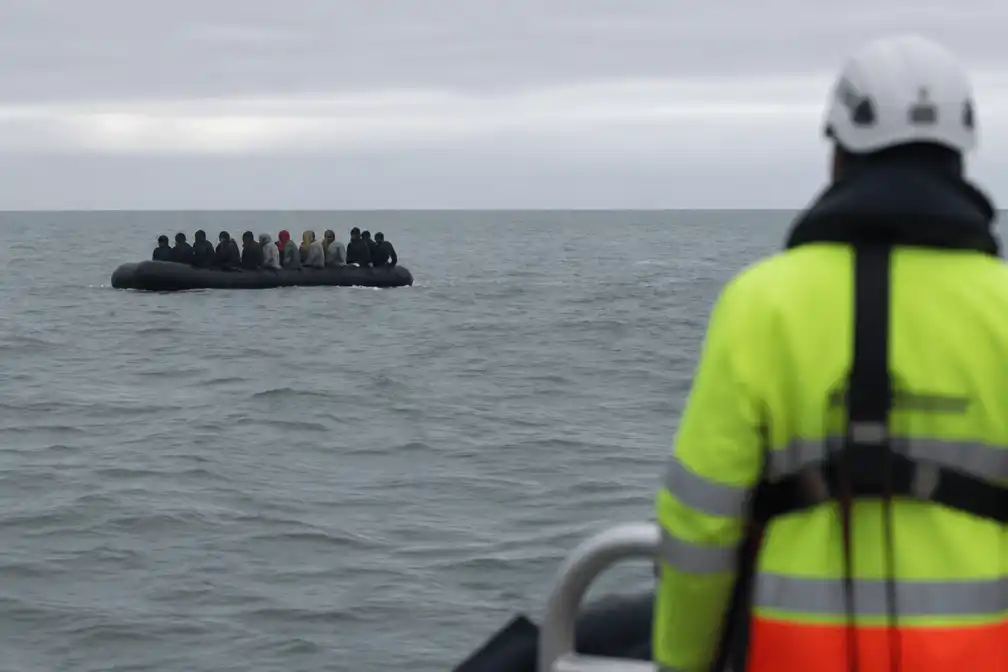 Boot met zo'n 30 vluchtelingen ligt voor kust bij Cadzand