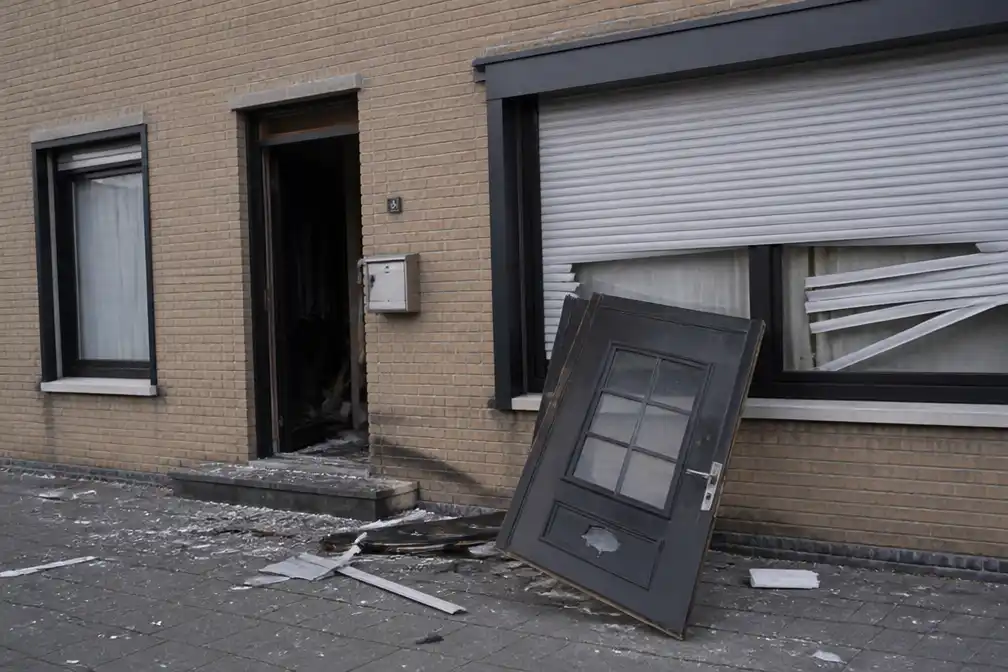 Explosie blaast voordeur van woning in Maasmechelen naar binnen, politie verspreidt opsporingsbericht