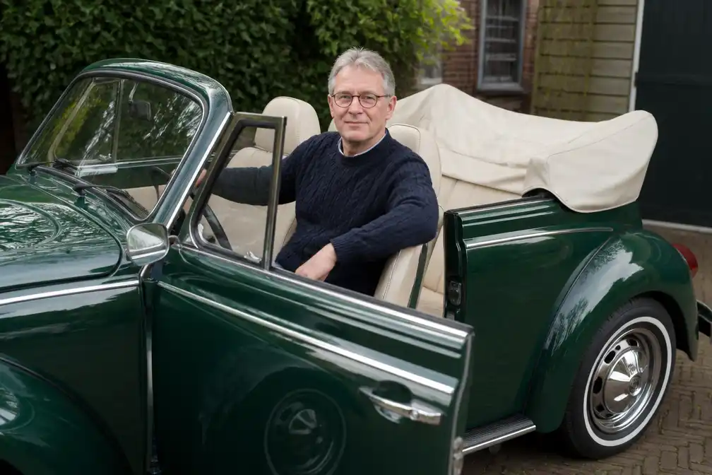 Johan uit Hoogland rijdt al bijna 40 jaar in zijn zelf opgeknapte Kever cabrio