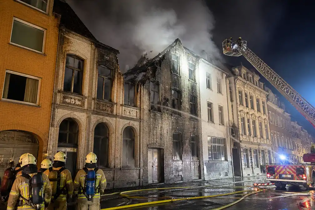 Brand doet dak instorten van leegstaand stadspand in Kortrijk