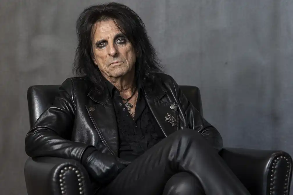 Alice Cooper (78) denkt niet aan pensioen: twee bands, drie albums en een biografie