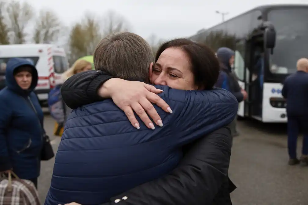 Evacuees uit Olesjky over de grens herenigd met familie na wapenstilstand