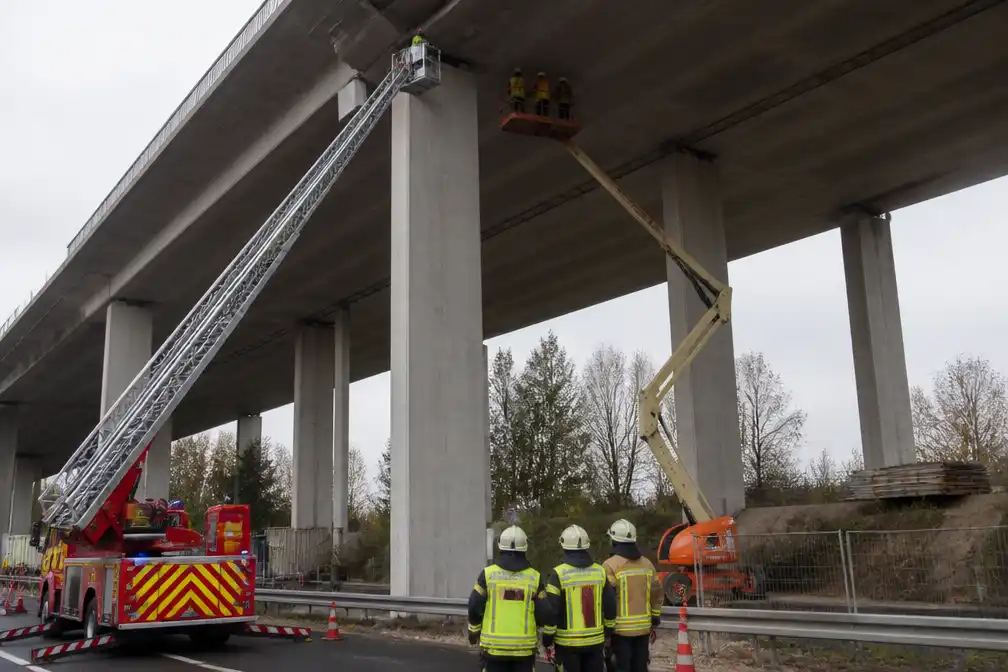 Zeven arbeiders veilig naar beneden gehaald nadat werflift blokkeerde onder viaduct van Vilvoorde