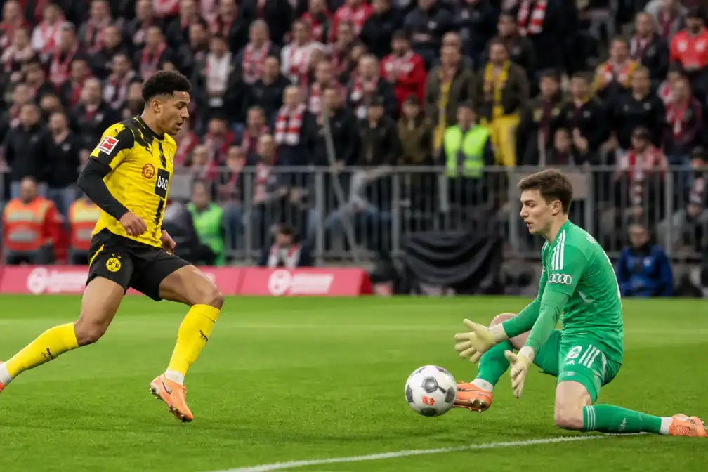 Bayern rust met 0-1 achter tegen Dortmund in Klassiker, Kompany niet op de bank
