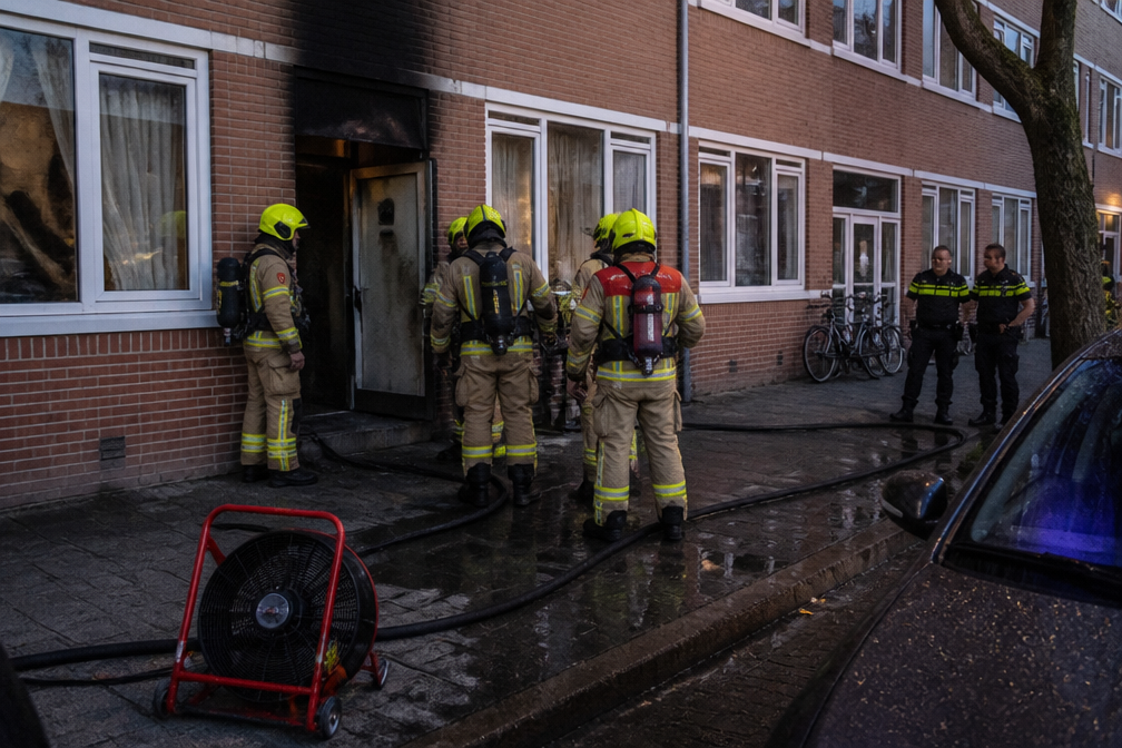 Vijf honden omgekomen bij brand in woning Den Haag; bewoners gecontroleerd