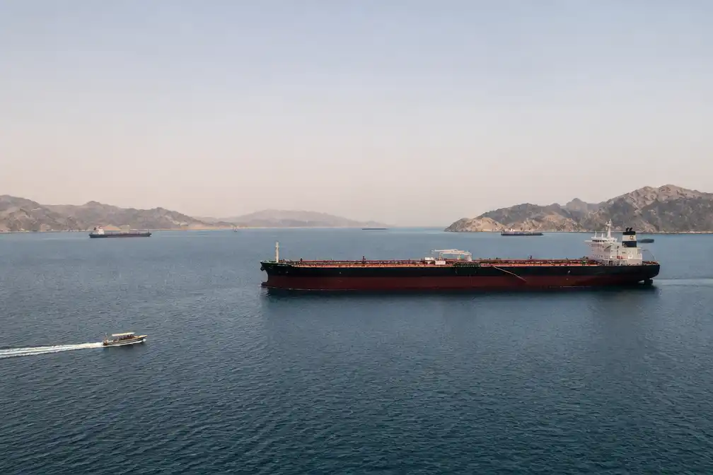 Oman wil servicekosten heffen in Straat van Hormuz, meldt NYT